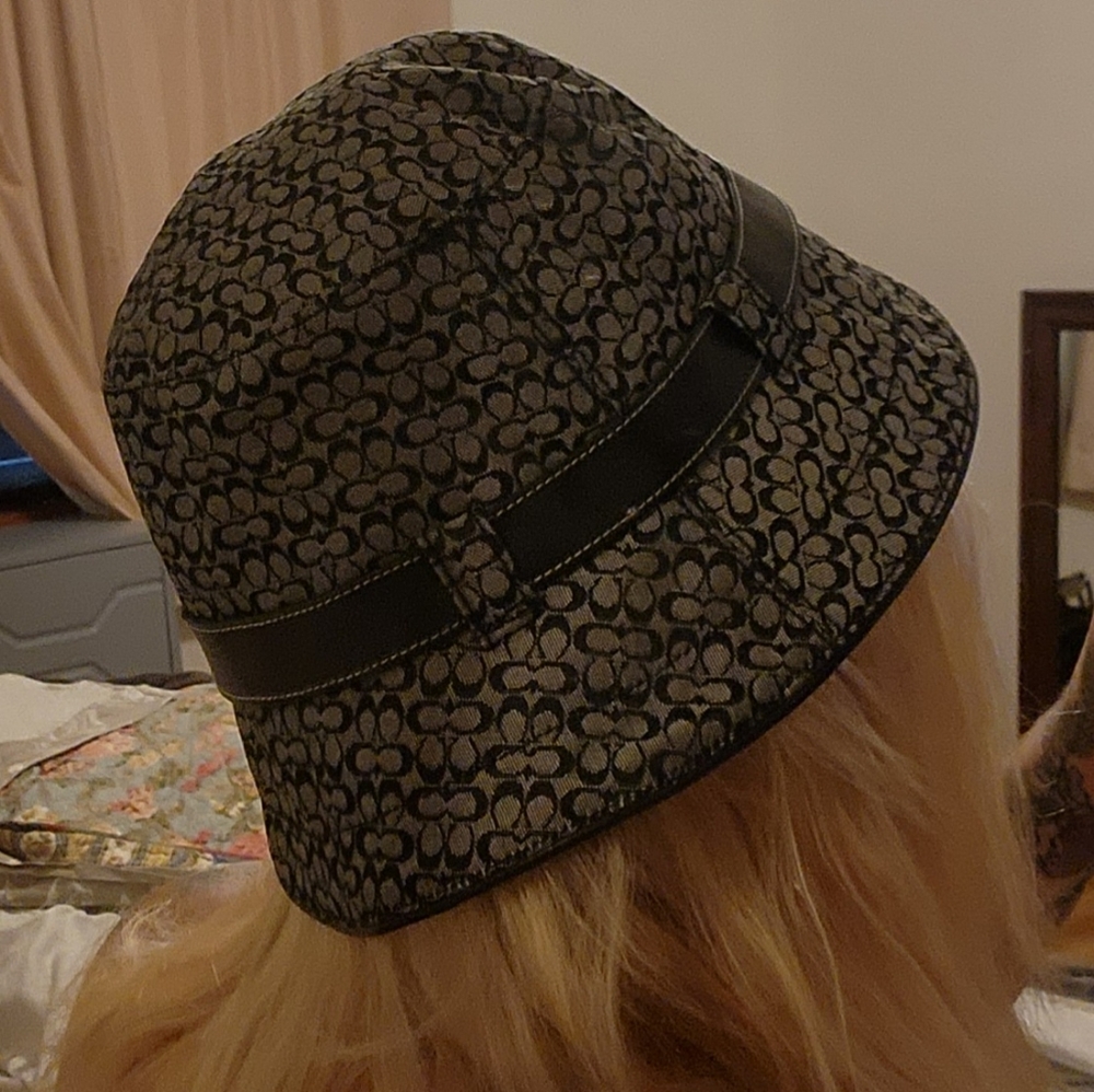 - Coach signature print bucket hat